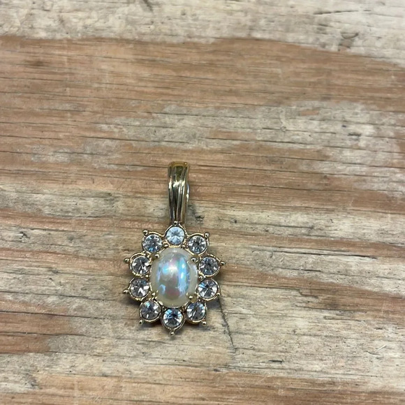 Jewelry - Woman’s gold fake diamonds and Pearl pendant